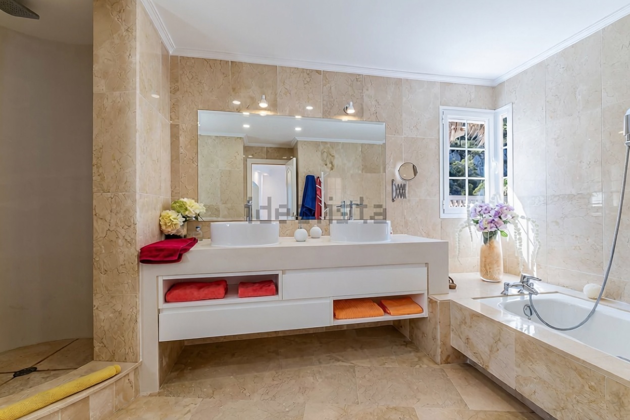 Chalet with direct beach access in Andratx — Bathroom