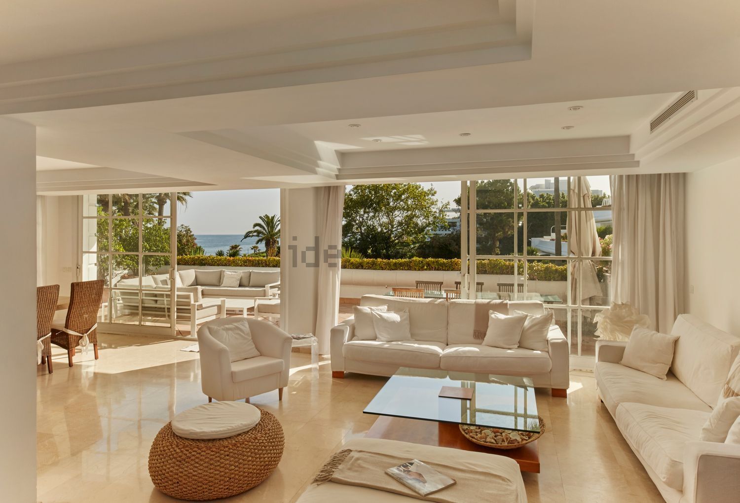 Beachfront flat in Estepona — Living room