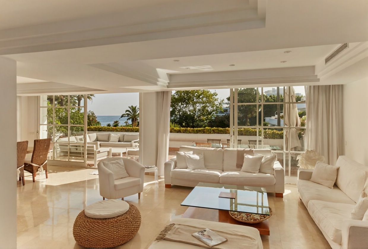Beachfront flat in Estepona — Living room