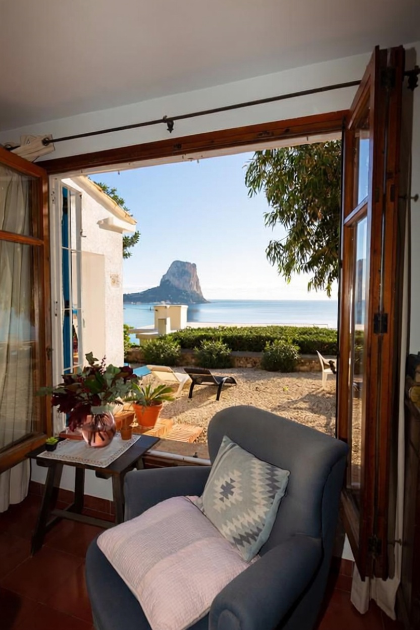 Chalet for sale with direct beach access in Calpe — Sea view