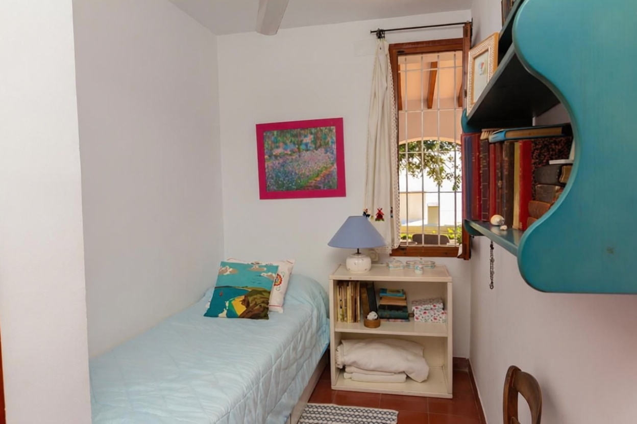 Chalet for sale with direct beach access in Calpe — Bedroom