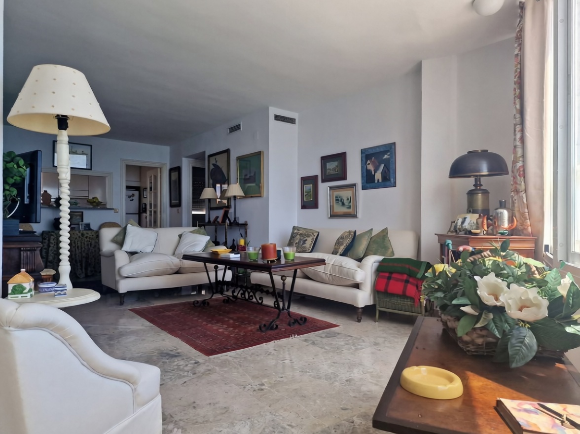Piso en venta en primera línea de playa en Calpe — Salón