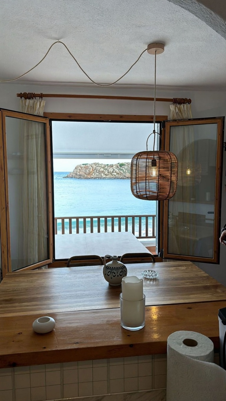 Apartamento em primeira linha de praia em Es Mercadal — Vista mar