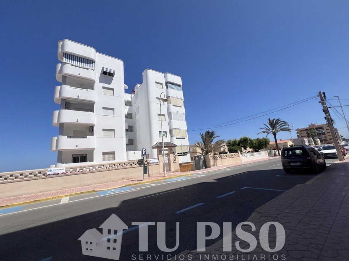 Beachfront flat in Guardamar del Segura — Sea view