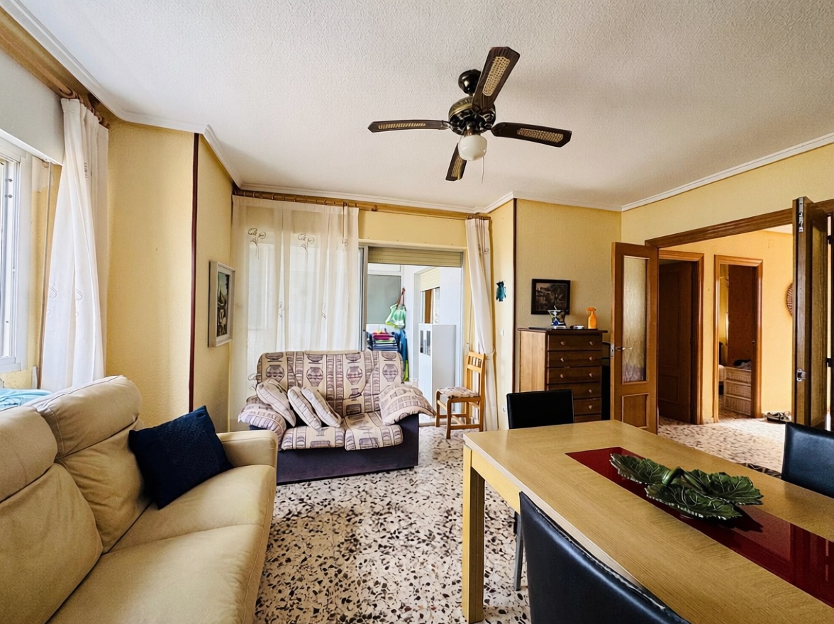Beachfront flat in Guardamar del Segura — Living room