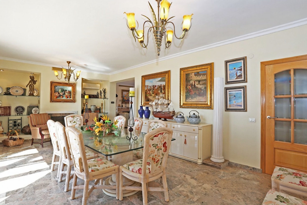 Chalet mit direktem Strandzugang in El Campello — Esszimmer