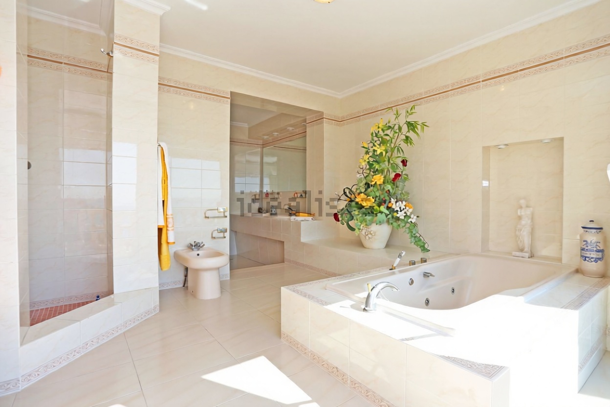 Chalet mit direktem Strandzugang in El Campello — Bad