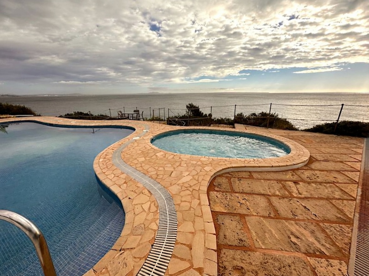 Beachfront flat in Calvià — Pool