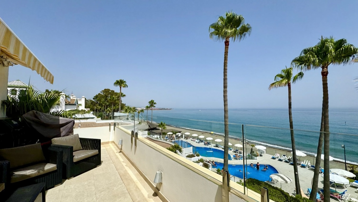 Seafront attic in Estepona
