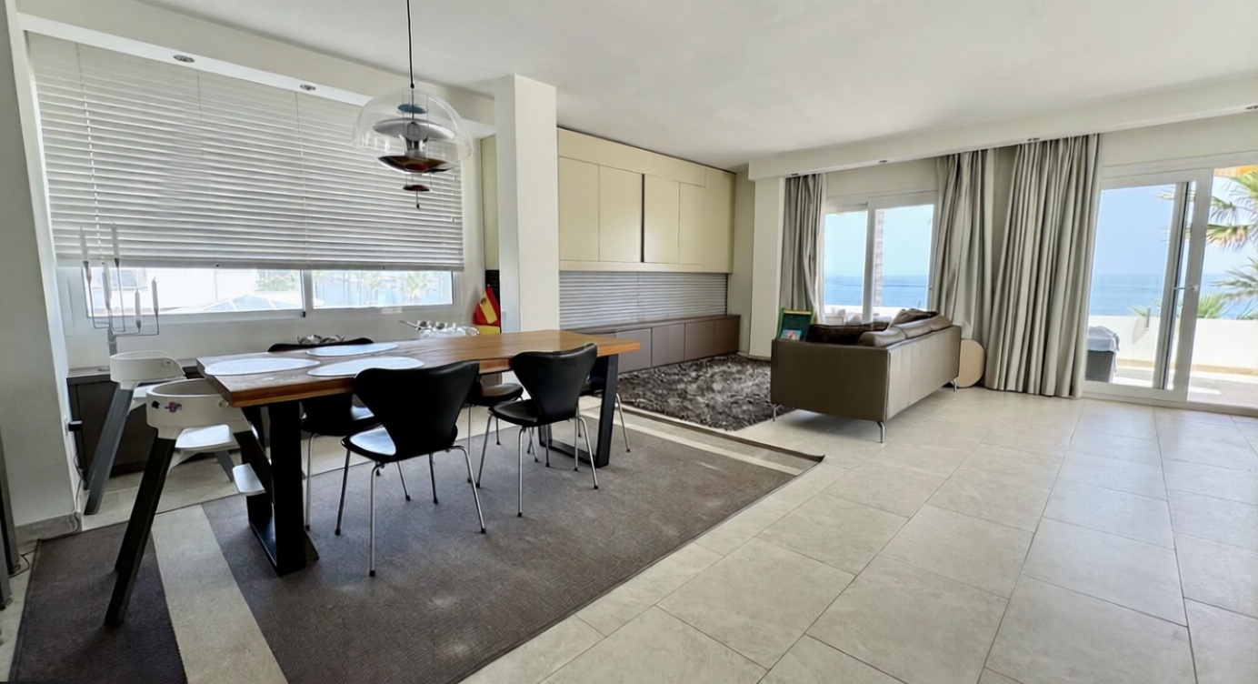 Ático en primera línea de mar en Estepona — Salón