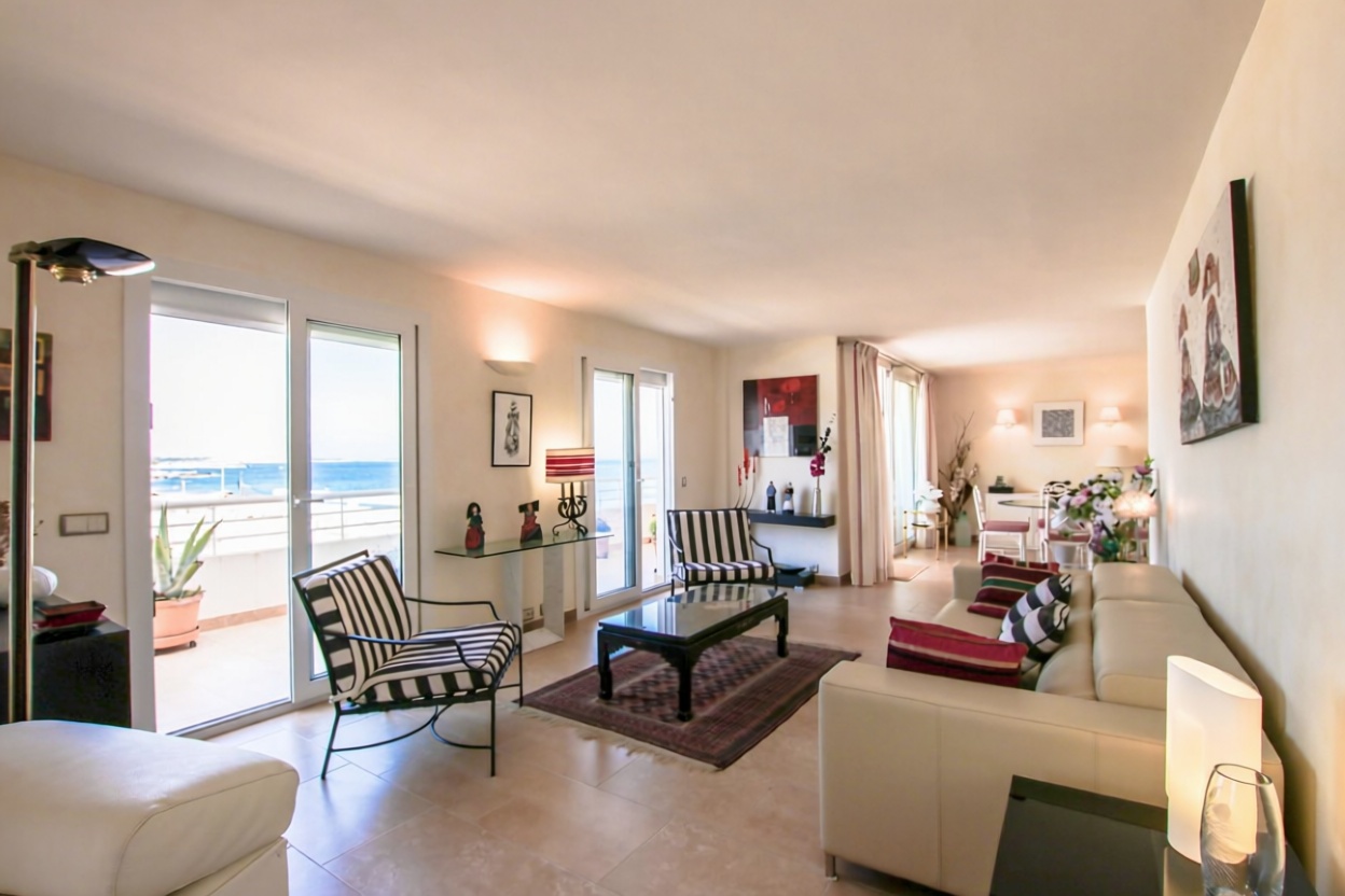 Apartamento em primeira linha de praia em Sant Josep de sa Talaia — Sala