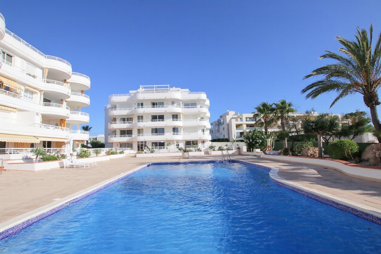 Apartamento em primeira linha de praia em Sant Josep de sa Talaia — Piscina