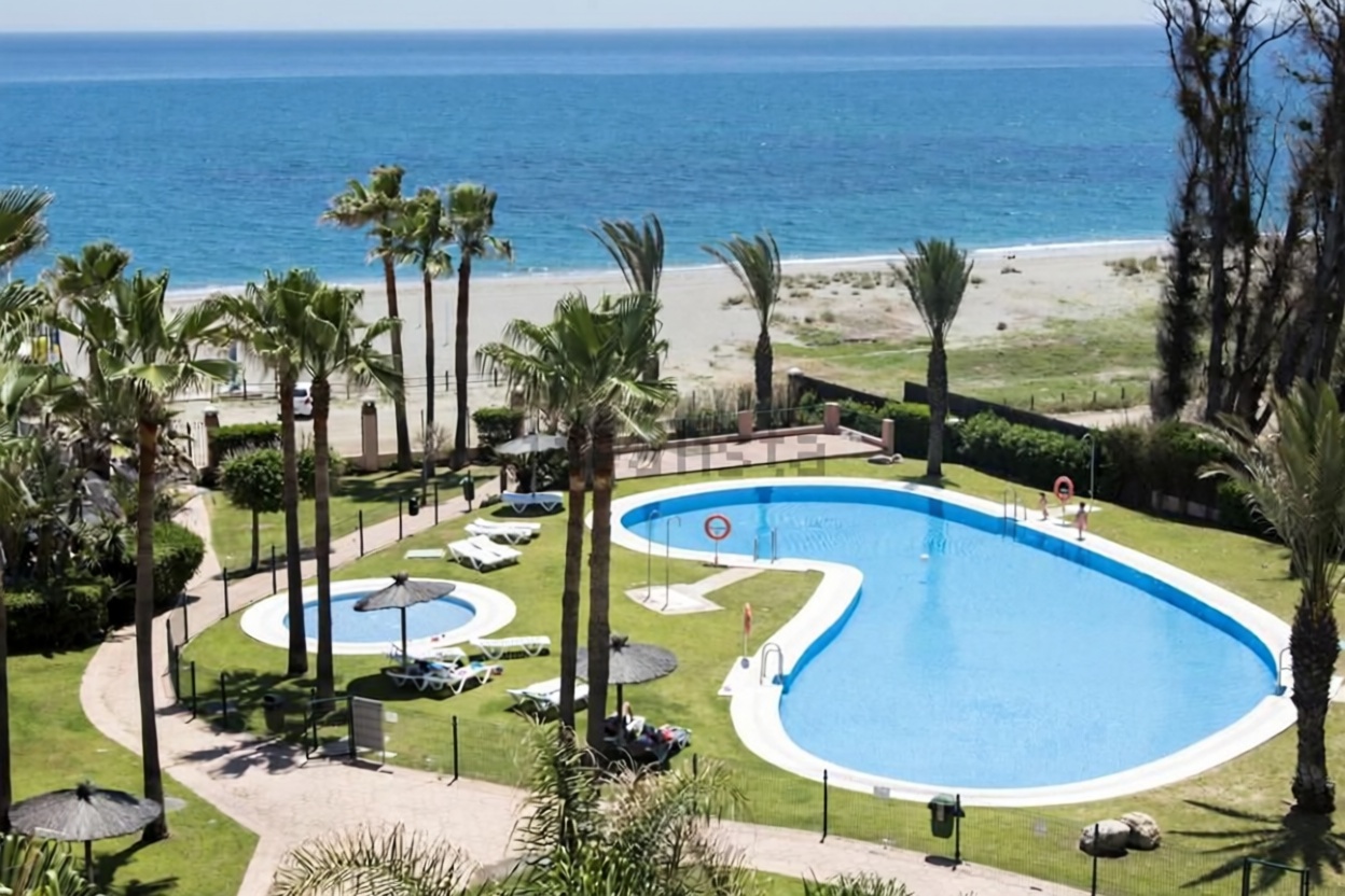 Appartement en première ligne de plage à Manilva — Piscine