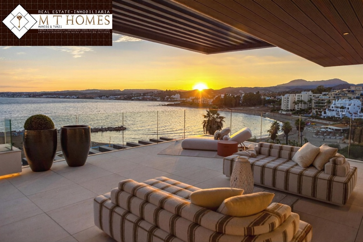 Beachfront flat in Estepona — Sea terrace