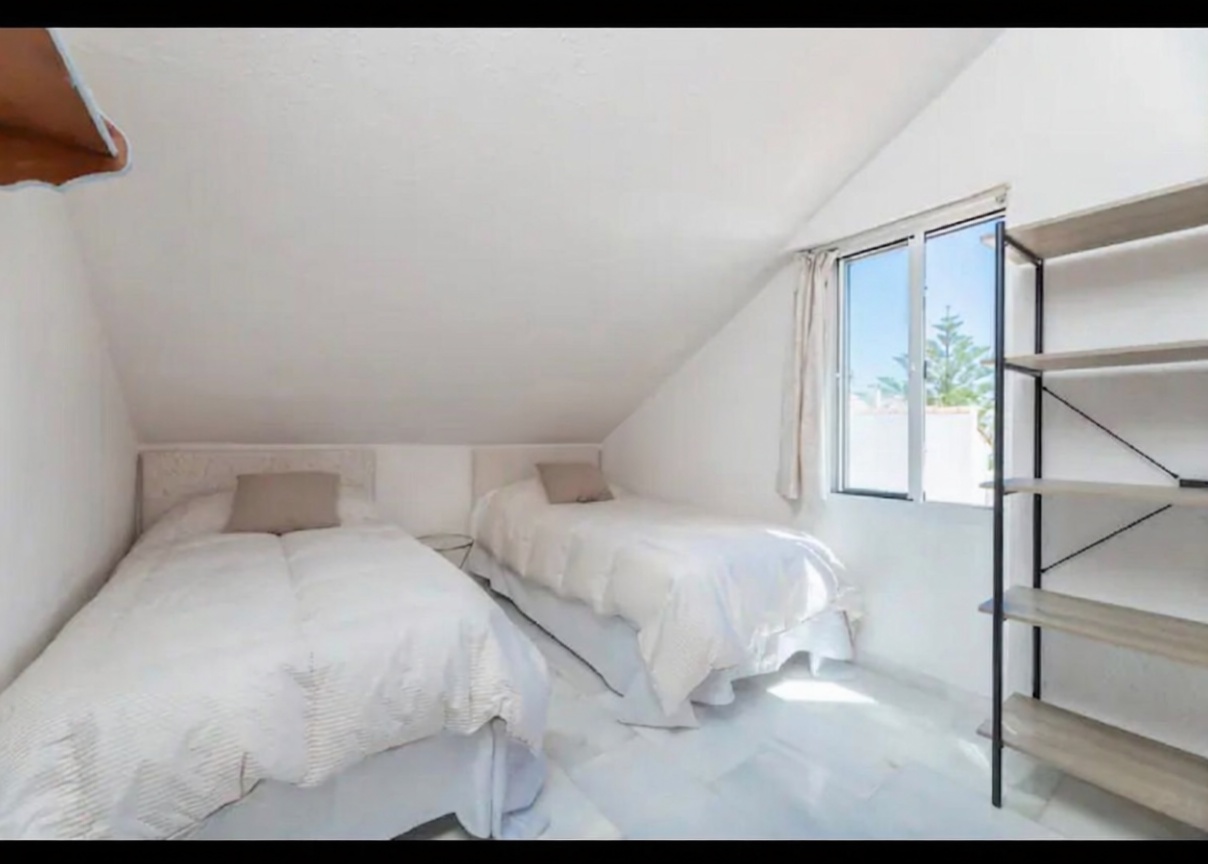 Chalet con acceso directo a playa en Marbella — Dormitorio