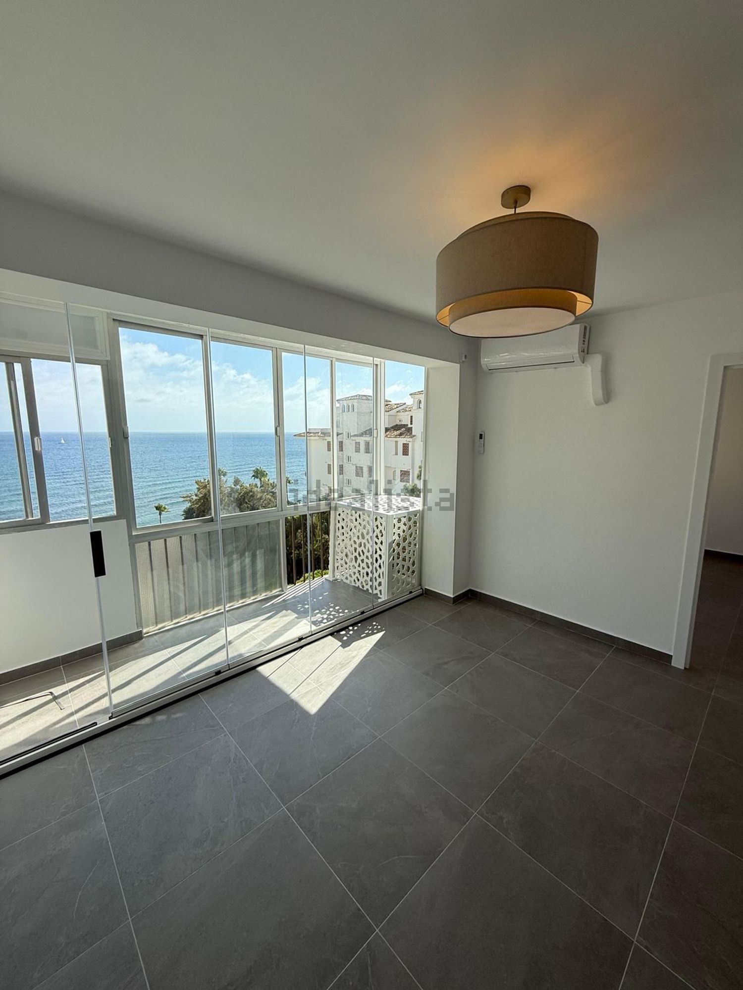 Apartamento à venda pé na areia em Mijas