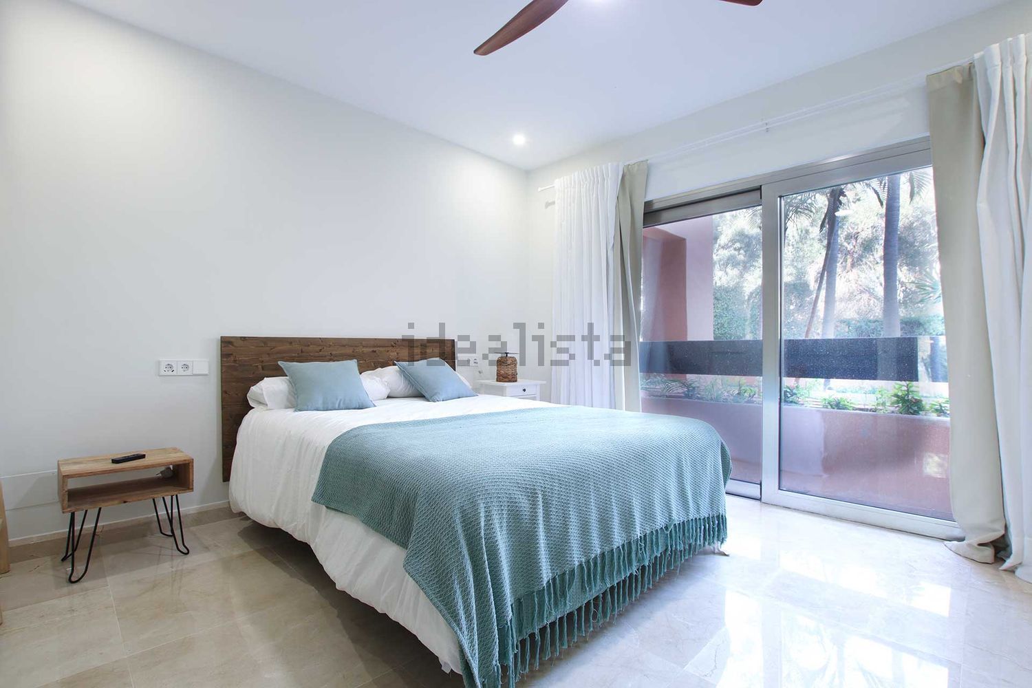 Piso en primera línea de playa en Marbella — Dormitorio