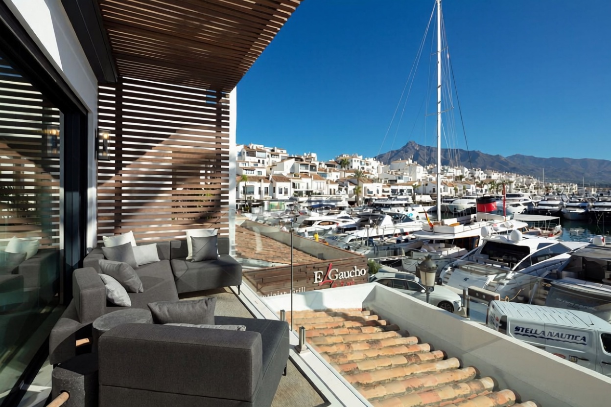 Beachfront flat in Marbella — Bedroom
