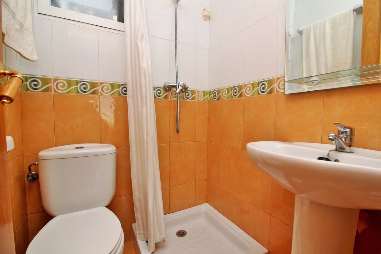 Dúplex en primera línea de playa en Orihuela — Baño