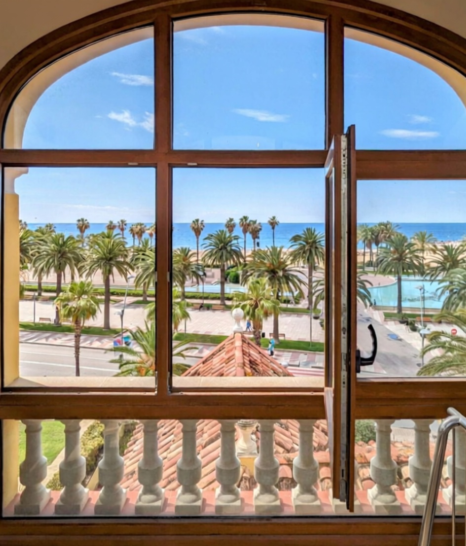 Chalet en venta con acceso directo a la playa en Salou — Piscina