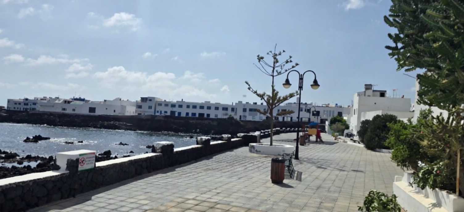 Шале на продажу с прямым выходом на пляж в Lanzarote