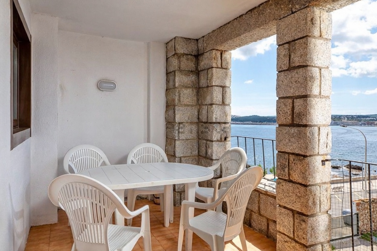 Attic for sale seafront in L'Escala — Living room