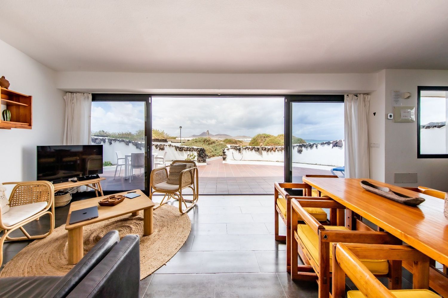 Chalet en venta con acceso directo a la playa en Teguise