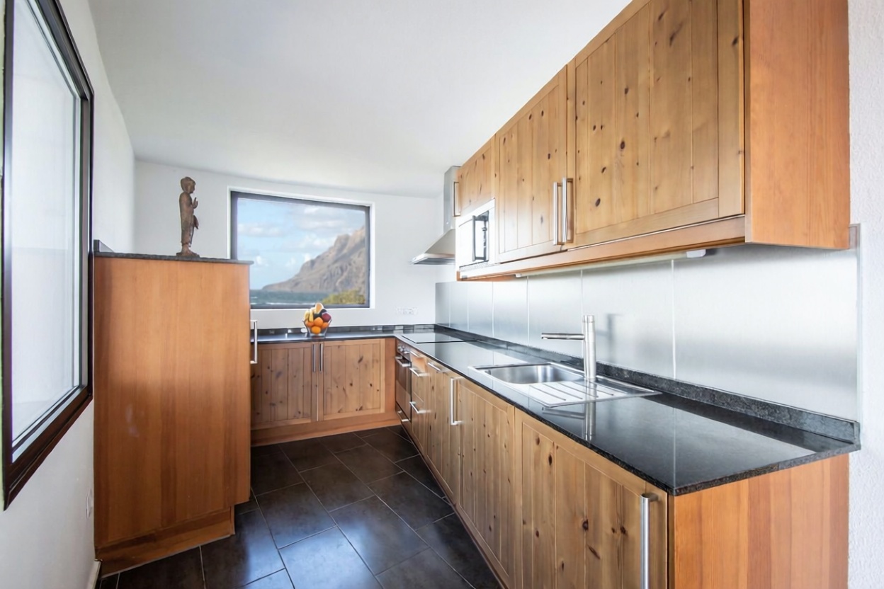 Chalet en venta con acceso directo a la playa en Teguise