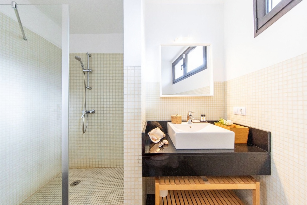 Chalet en venta con acceso directo a la playa en Teguise
