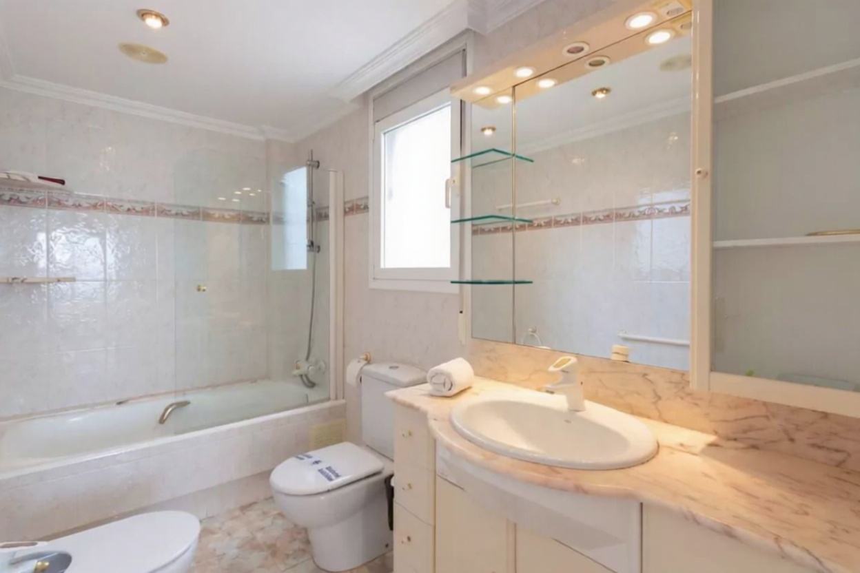 Flat for sale frontline beach in Calpe — Bathroom