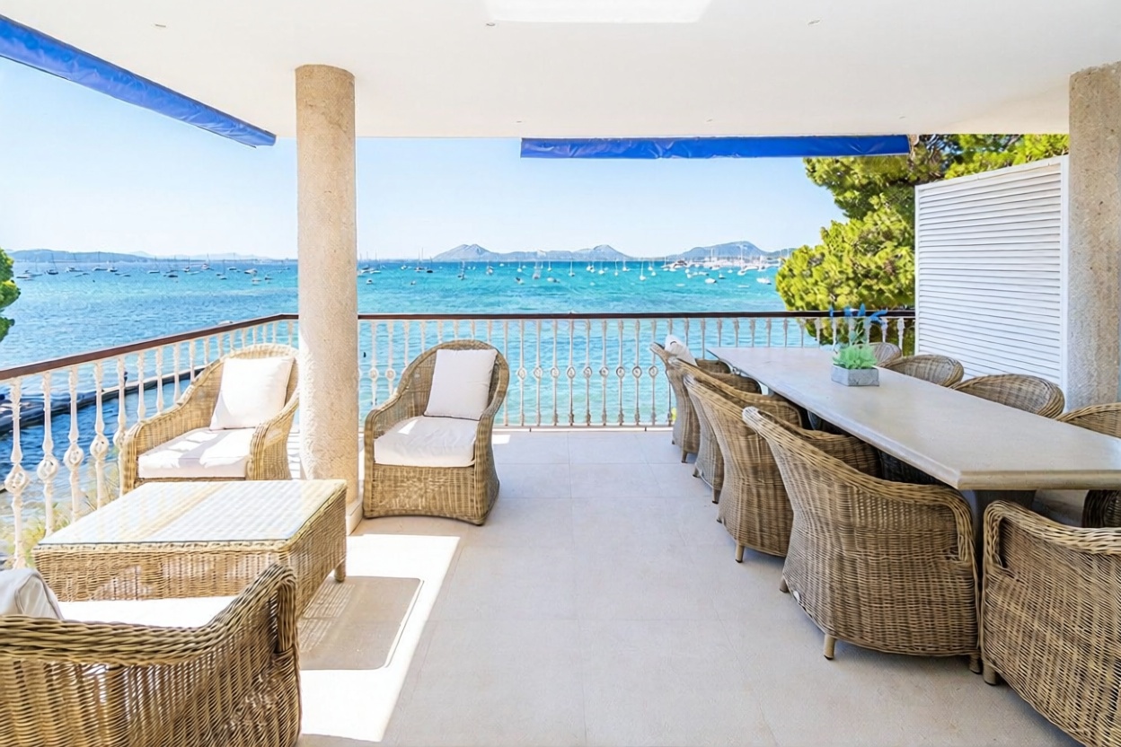 Beachfront flat in Pollença — Sea terrace
