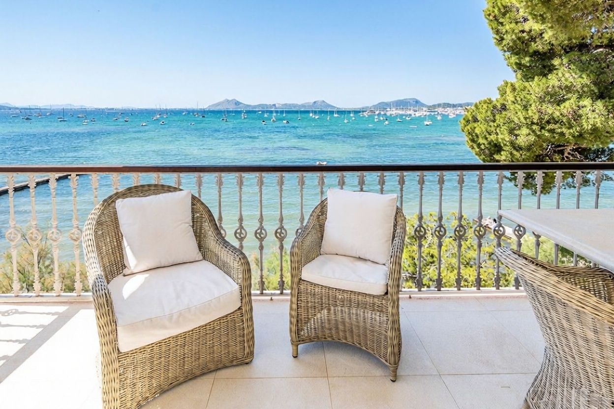 Beachfront flat in Pollença