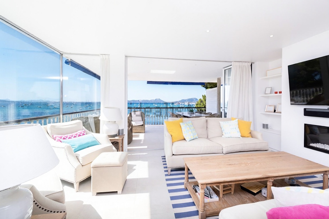 Beachfront flat in Pollença — Living room