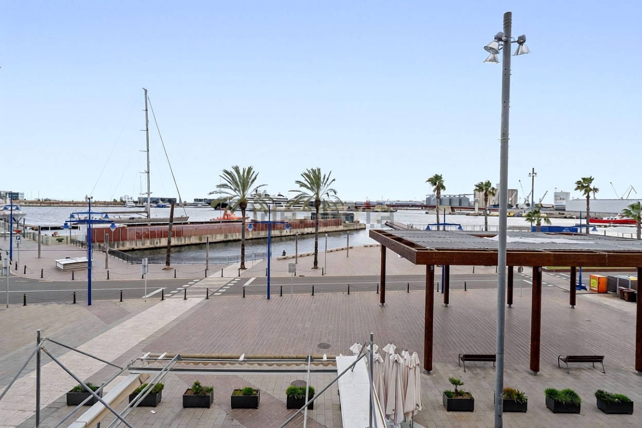 Wohnung zum Verkauf in direkter Strandlage in Tarragona — Meerblick