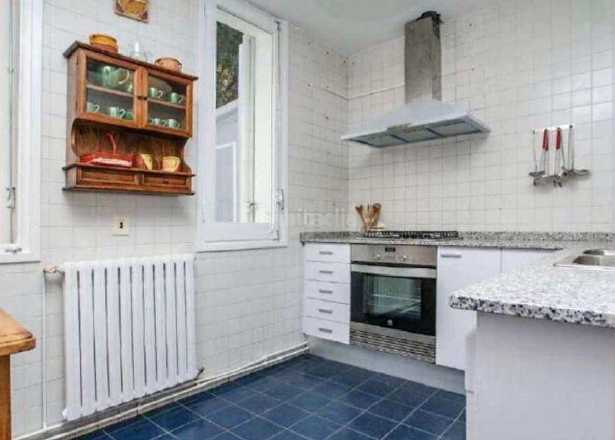 Flat for sale frontline beach in Blanes — Kitchen