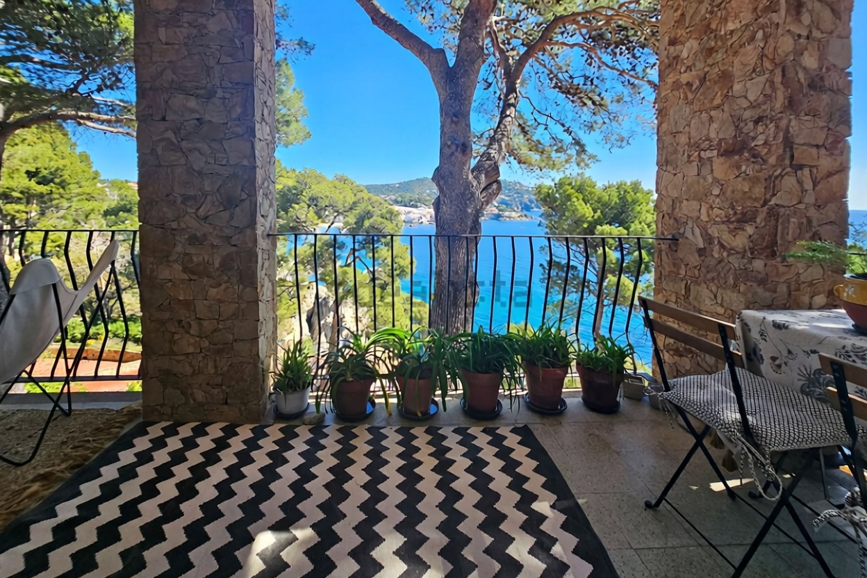 Piso en venta en primera línea de playa en Calella — Terraza mar