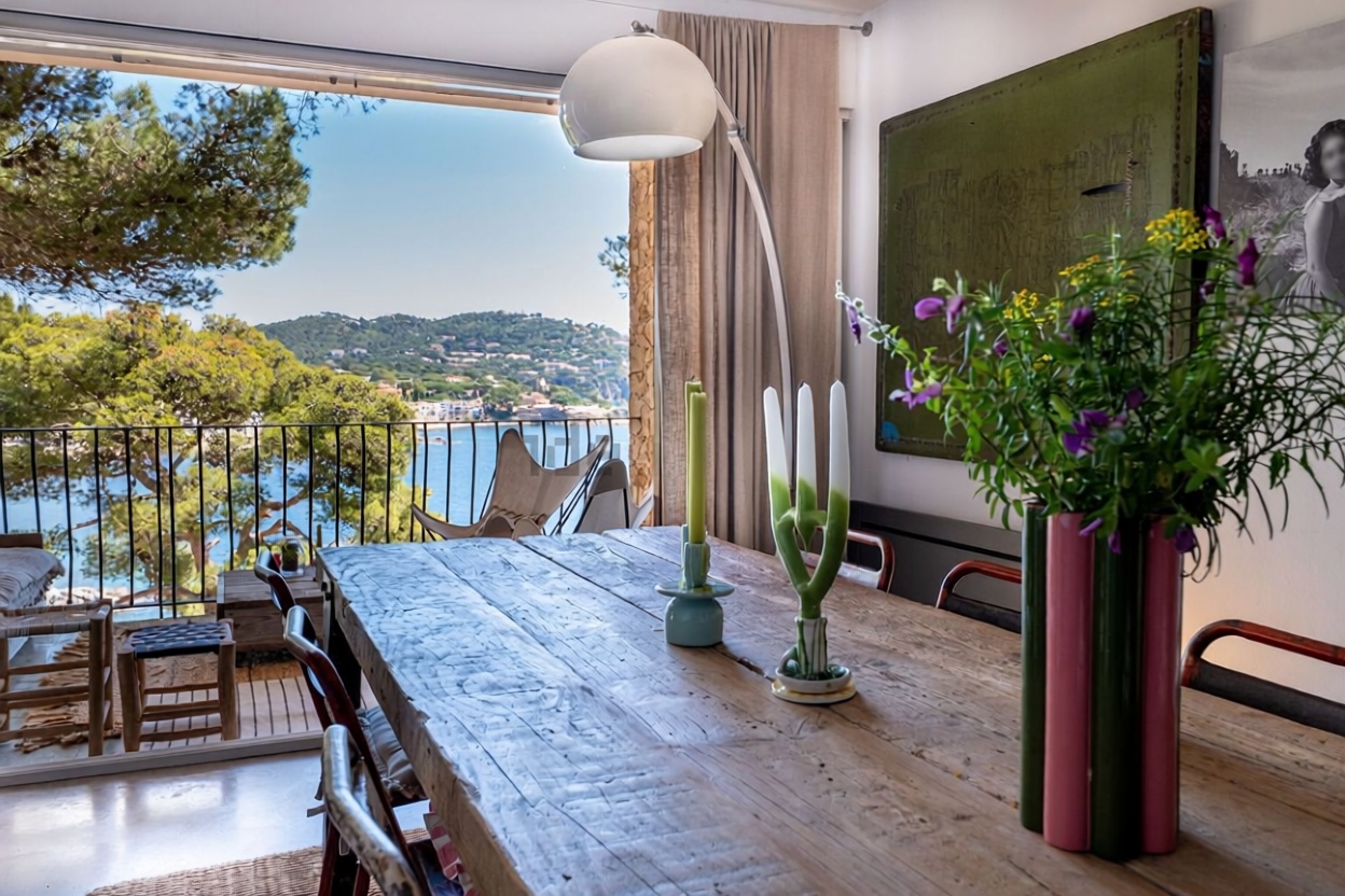 Piso en venta en primera línea de playa en Calella — Salón