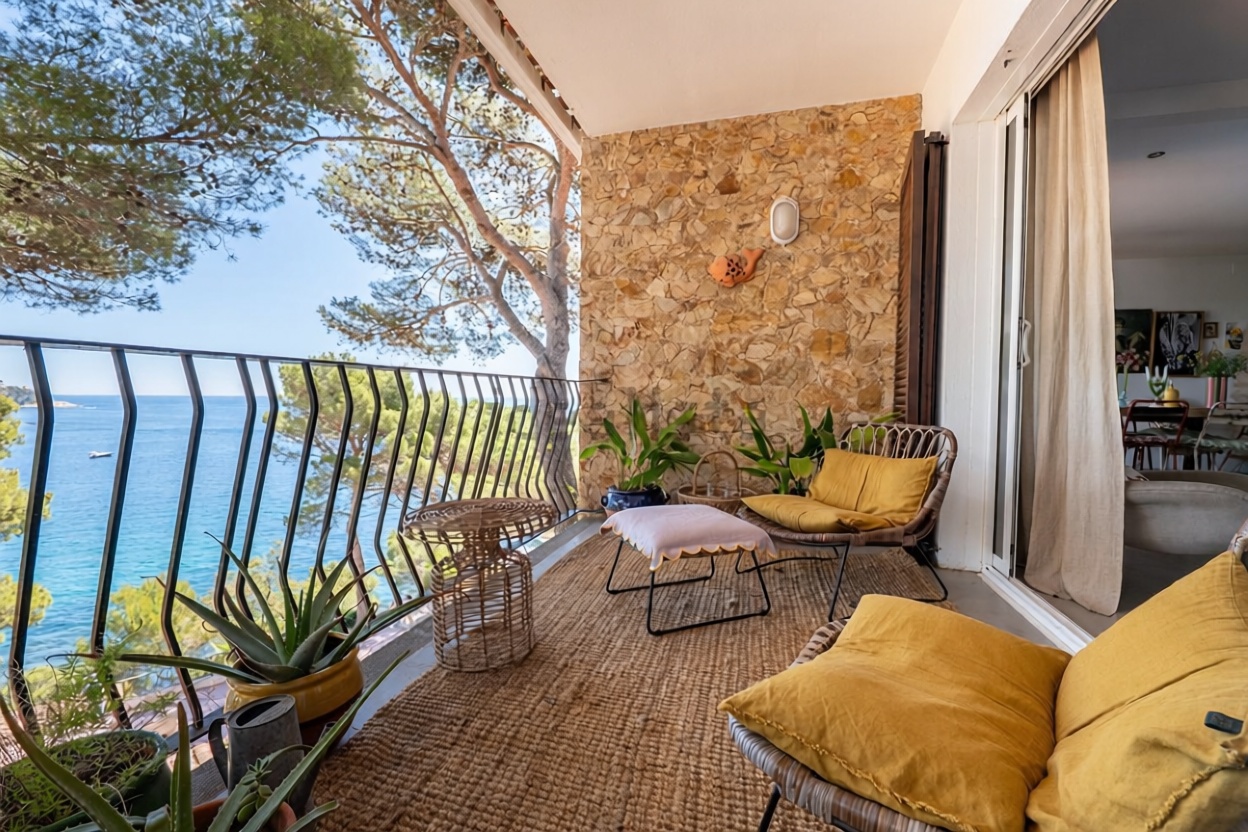 Piso en venta en primera línea de playa en Calella — Comedor