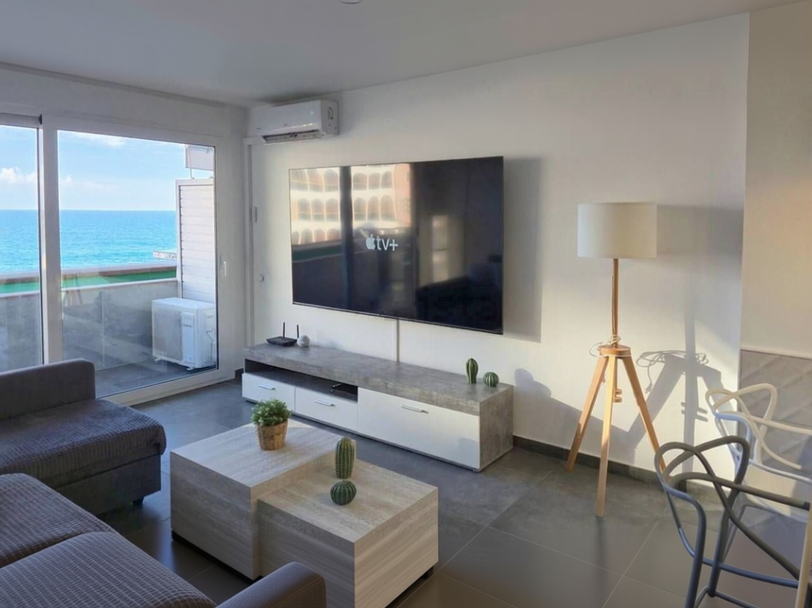 Flat for sale frontline beach in Lloret de Mar — Living room