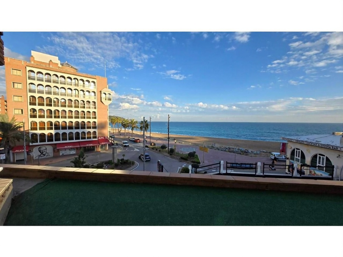 Flat for sale frontline beach in Lloret de Mar — Sea view