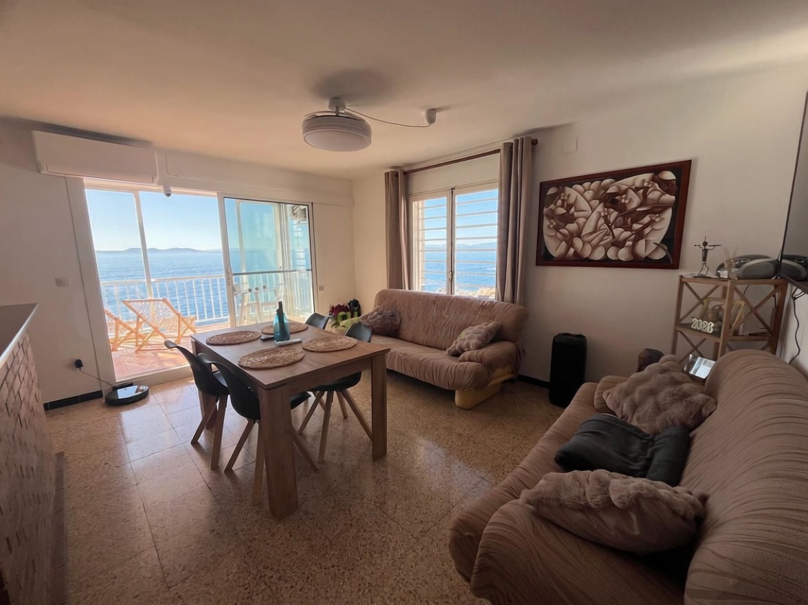 Flat for sale frontline beach in Roses — Living room
