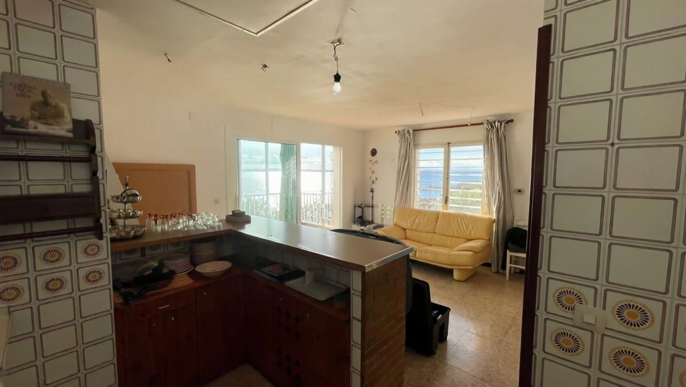 Flat for sale frontline beach in Roses — Kitchen