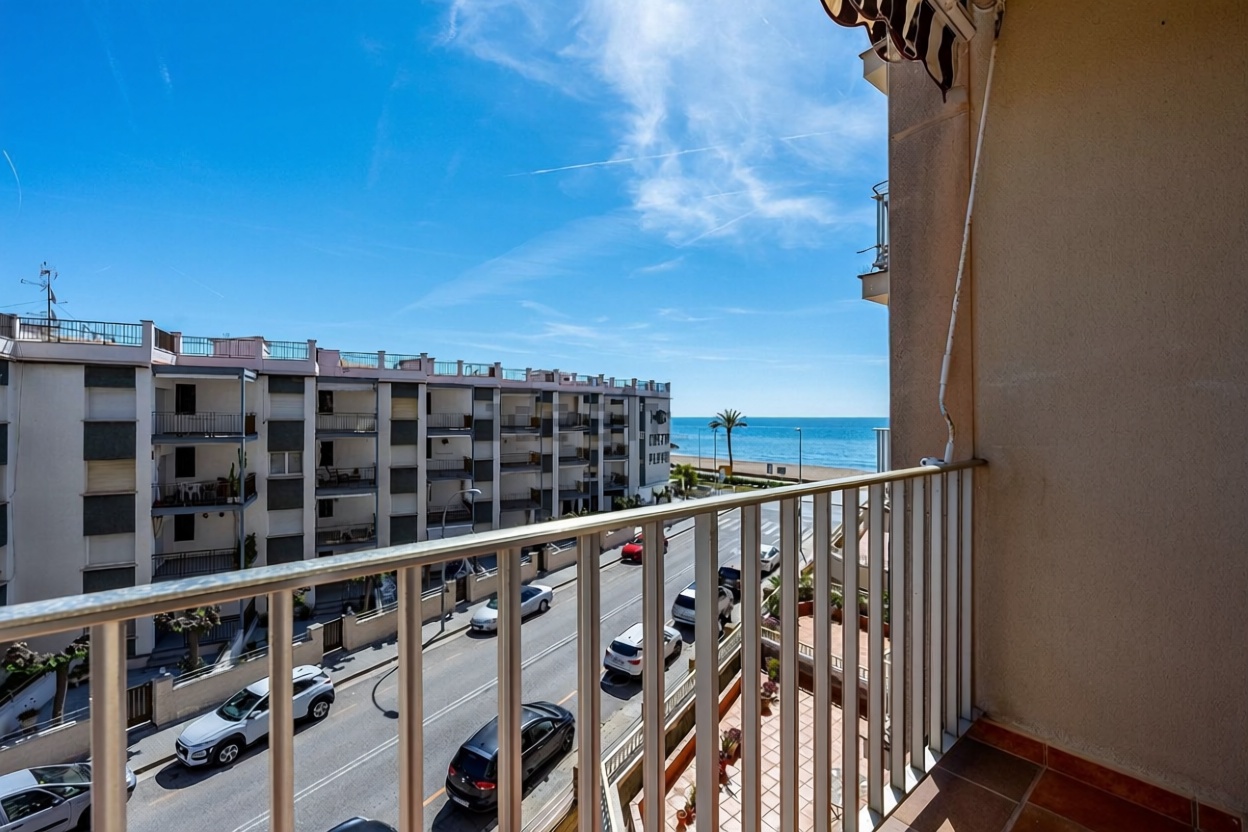 Piso en venta en primera línea de playa en Calafell — Vista mar