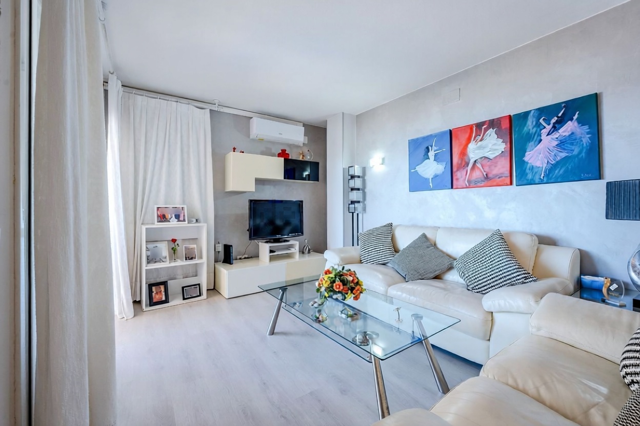 Piso en venta en primera línea de playa en Calafell — Salón