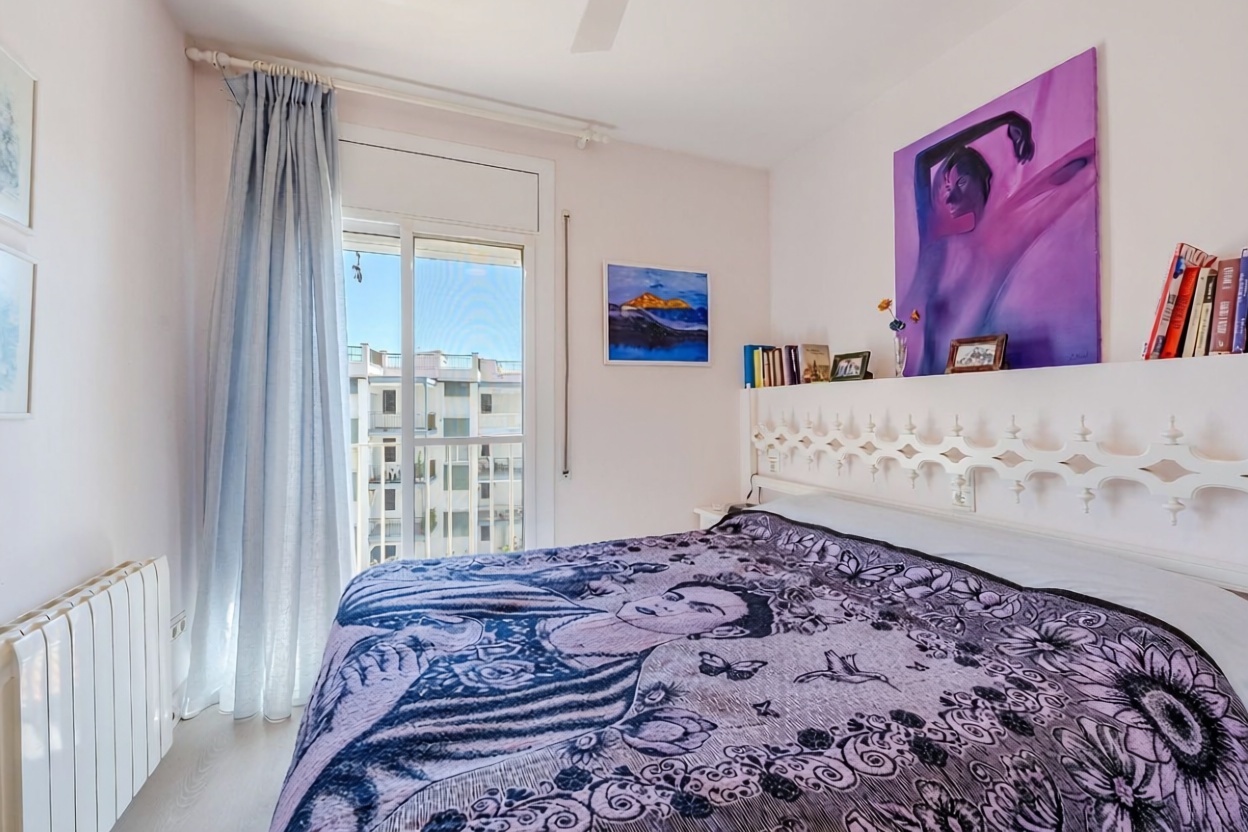 Piso en venta en primera línea de playa en Calafell — Dormitorio