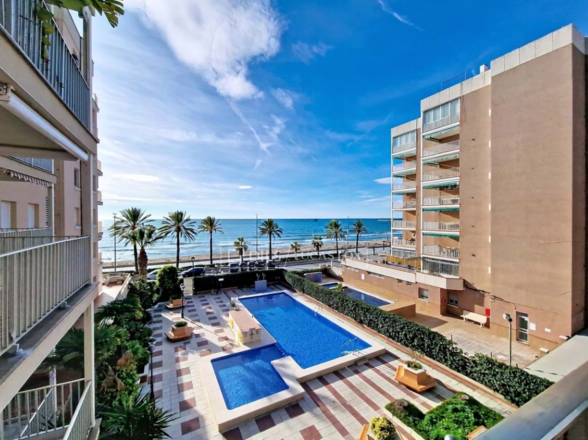 Piso en venta en primera línea de playa en Calafell — Terraza mar