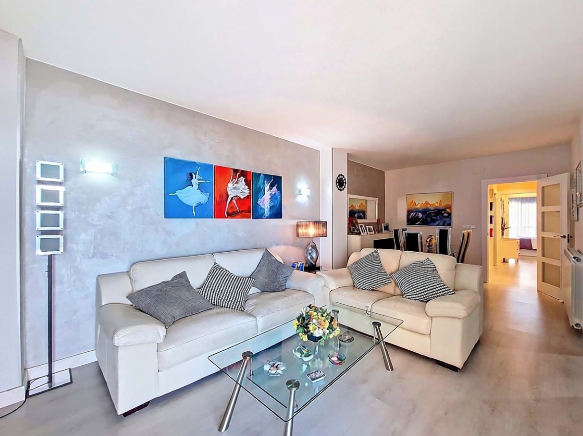 Piso en venta en primera línea de playa en Calafell — Salón