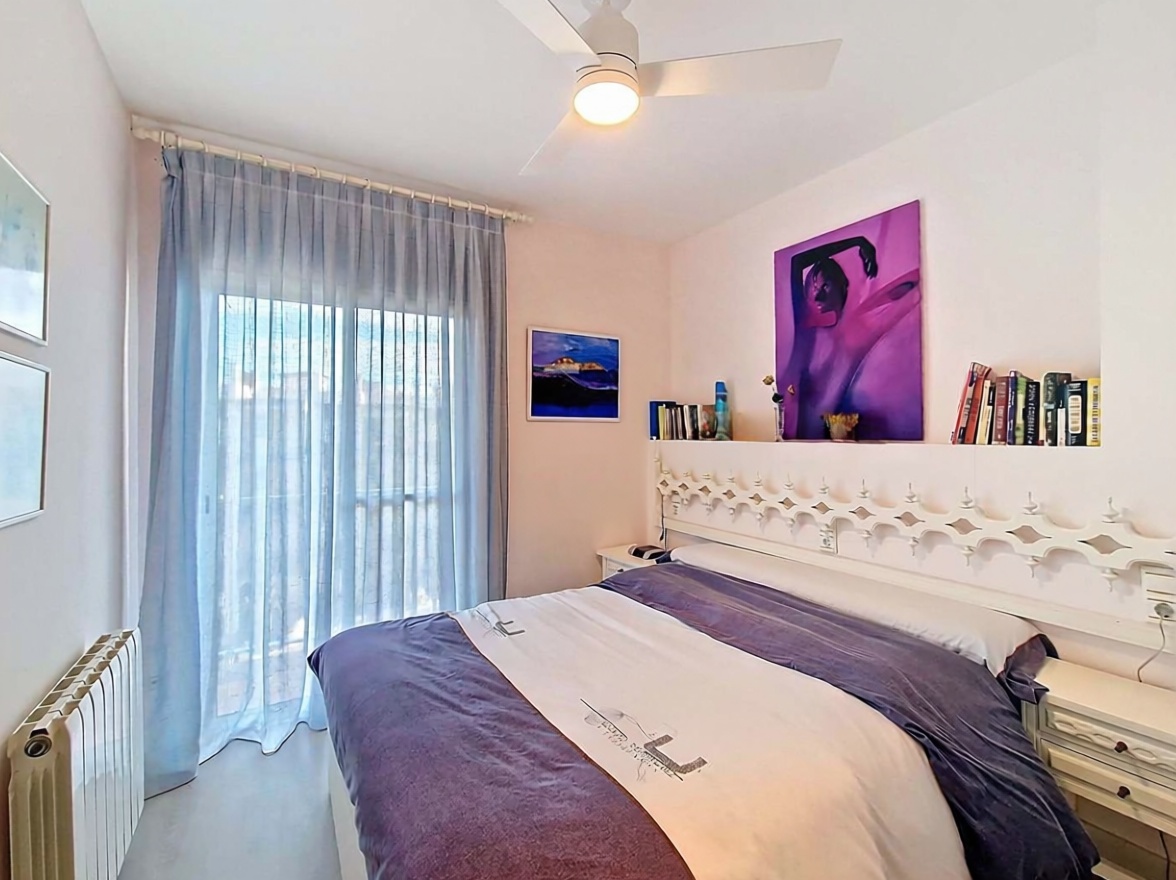Piso en venta en primera línea de playa en Calafell — Dormitorio