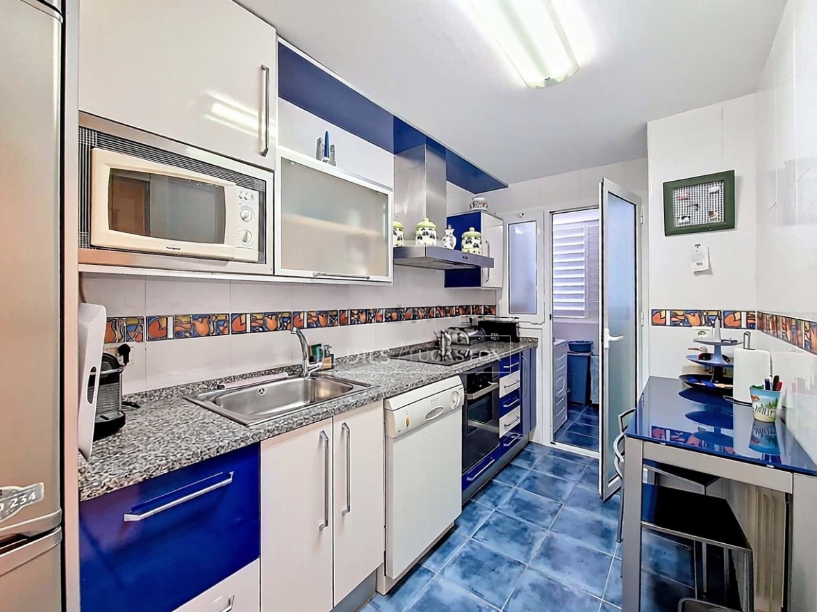 Piso en venta en primera línea de playa en Calafell — Cocina