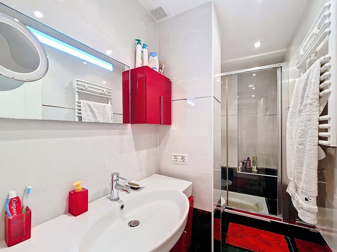 Piso en venta en primera línea de playa en Calafell — Baño